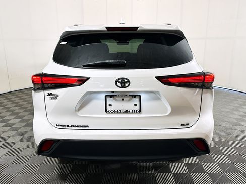 Used 2022 Toyota Highlander XLE FWD image 4
