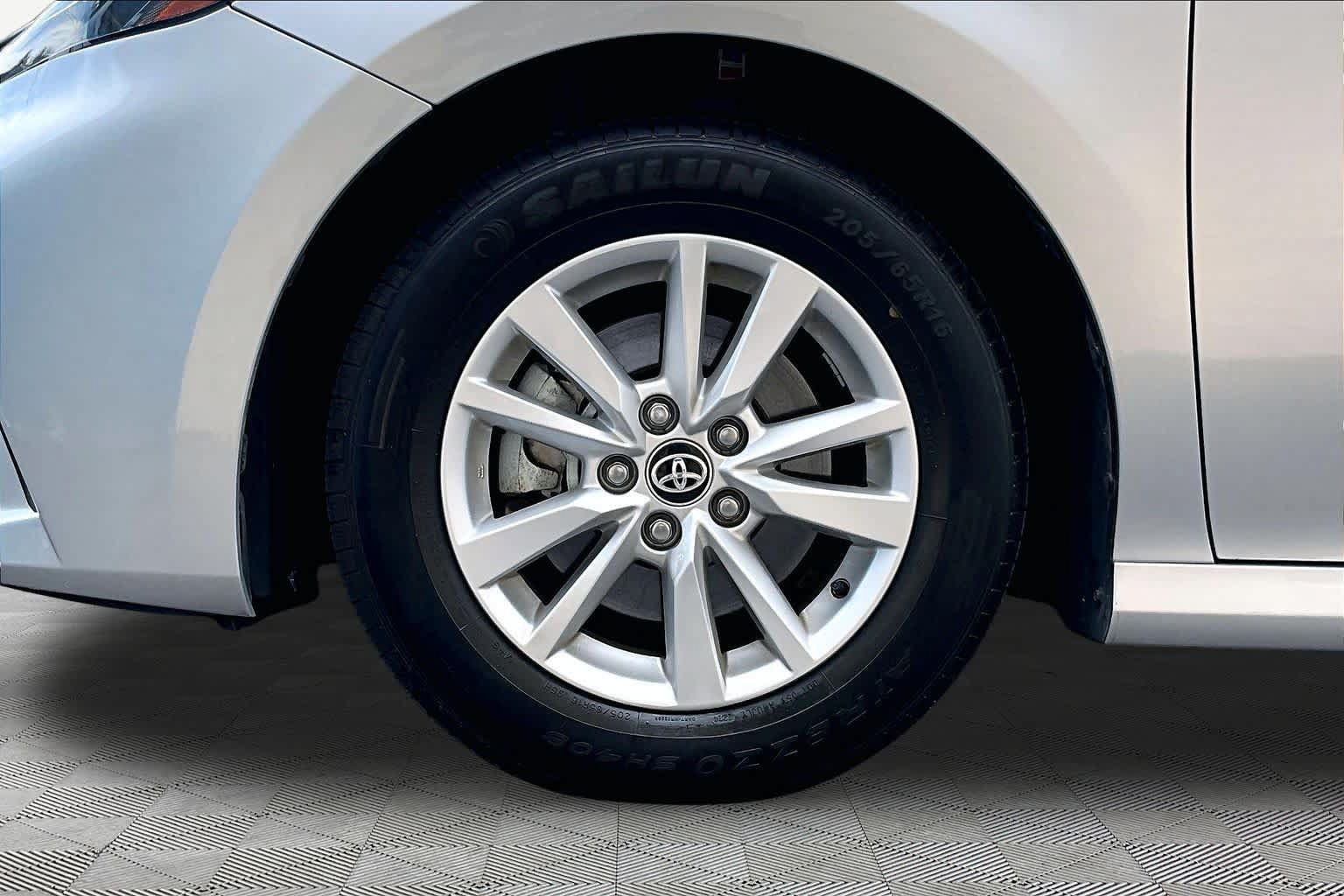 Used 2025 Toyota Camry LE FWD image 11