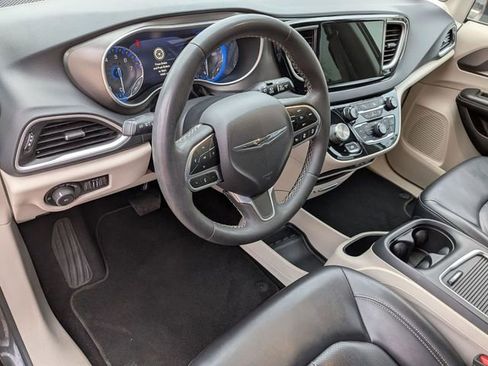 Certified 2023 Chrysler Pacifica Touring-L FWD image 11