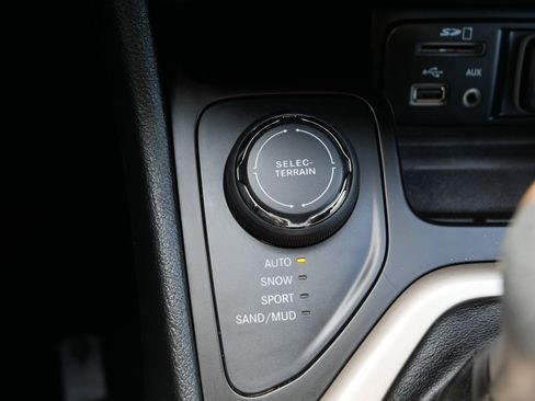 Used 2016 Jeep Cherokee Latitude w/ Safety/Convenience Group AWD/4WD image 28
