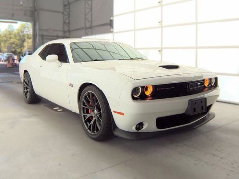 Used 2016 Dodge Challenger SRT w/ Technology Group RWD image 4