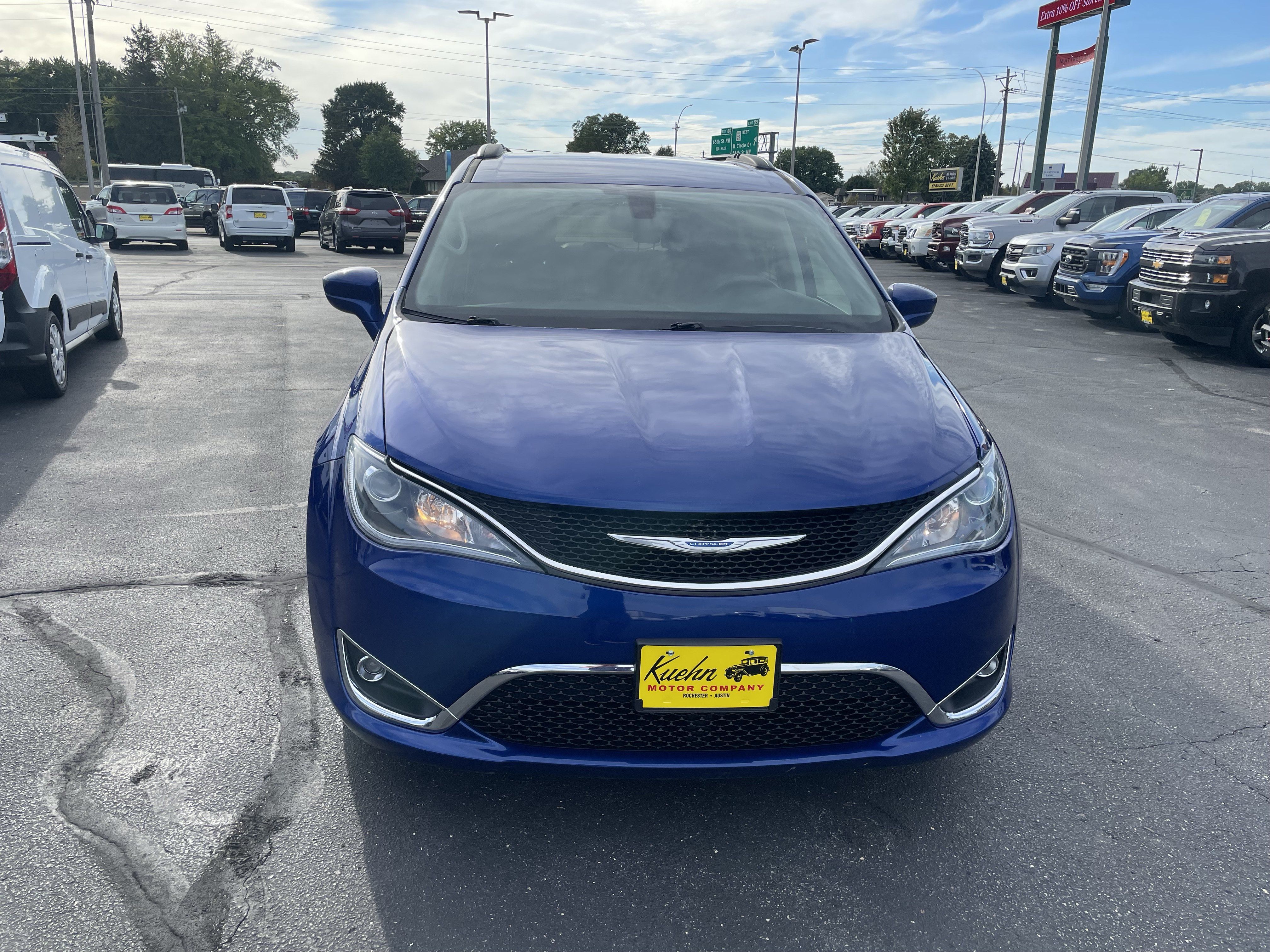 Used 2018 Chrysler Pacifica Touring Plus w/ Tire & Wheel Group FWD image 3