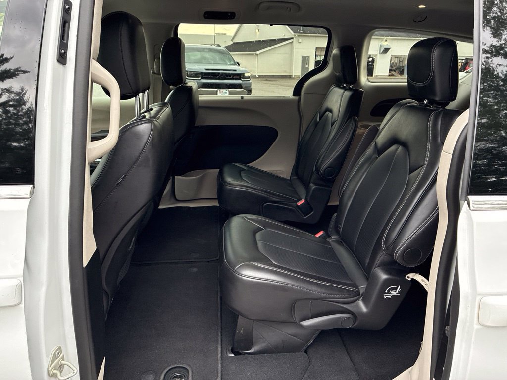 Used 2024 Chrysler Pacifica Touring-L FWD image 43