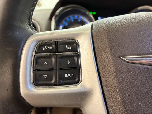 Used 2016 Chrysler Town & Country Touring-L w/ Driver Convenience Group FWD image 21
