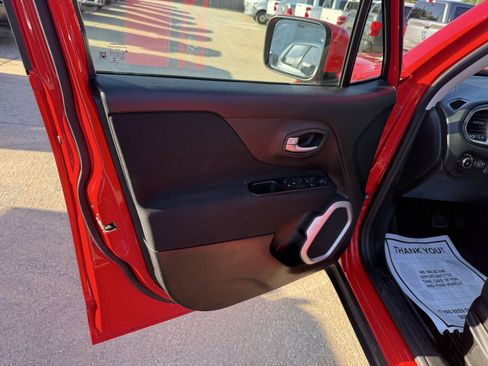Used 2018 Jeep Renegade Latitude AWD/4WD image 8