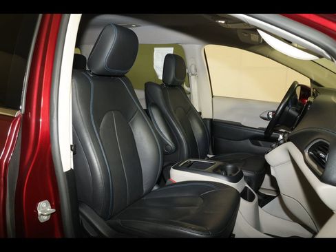 Used 2021 Chrysler Pacifica Touring-L w/ Uconnect Theater Family Group FWD image 30