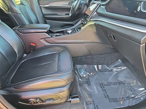 Used 2022 Jeep Grand Cherokee Limited image 37