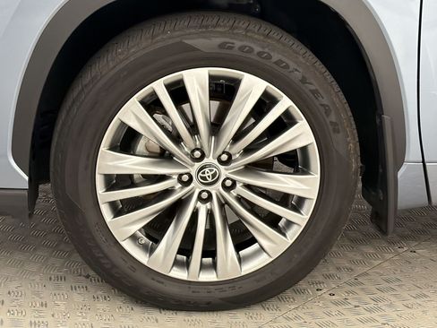 Used 2024 Toyota Highlander FWD image 13