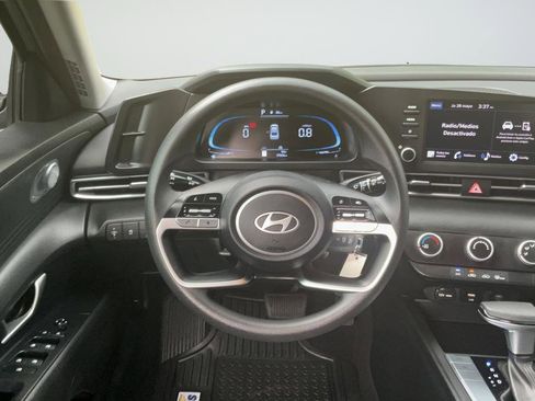 Used 2024 Hyundai Elantra SE FWD image 15