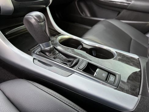 Used 2018 Acura TLX image 25