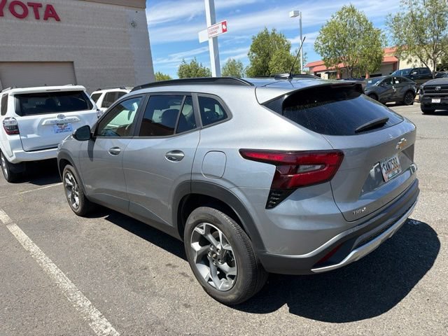 Used 2025 Chevrolet Trax LT FWD image 13