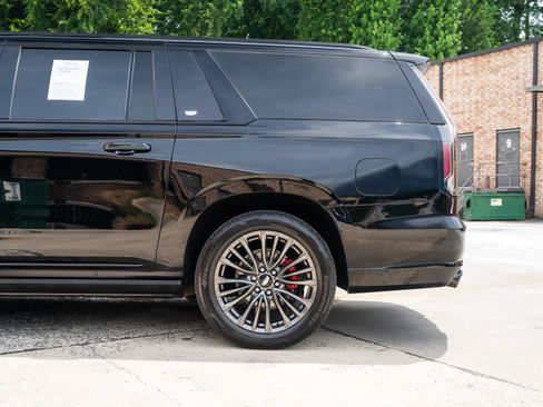 Used 2023 Cadillac Escalade ESV V AWD/4WD image 5