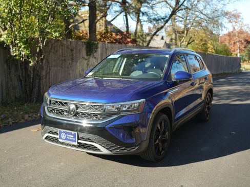 Used 2023 Volkswagen Taos SE w/ Panoramic Sunroof Package image 4