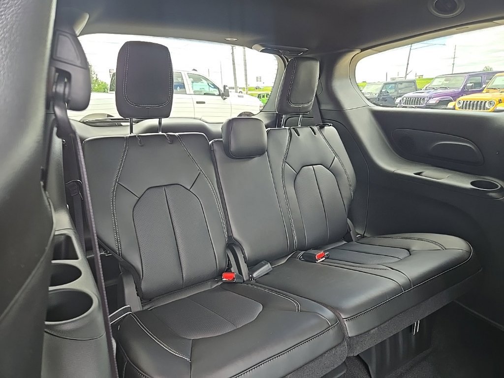 New 2027 Chrysler Pacifica Select w/ Family Tech Group FWD image 90