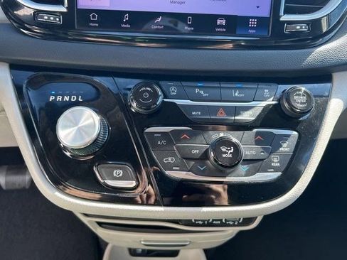 Used 2023 Chrysler Pacifica Touring-L FWD image 28