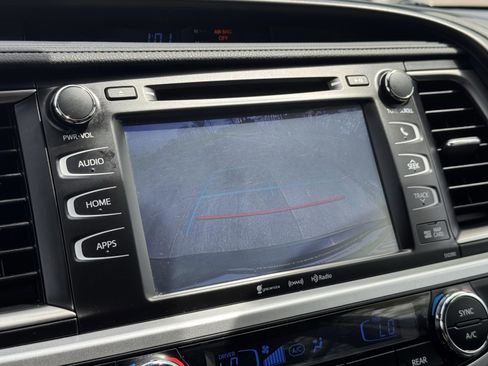 Used 2019 Toyota Highlander SE AWD/4WD image 19