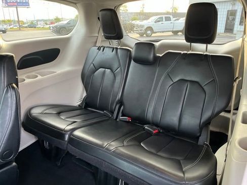 Used 2023 Chrysler Pacifica Touring-L FWD image 12