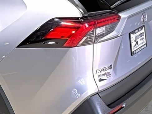 Used 2021 Toyota RAV4 LE image 10