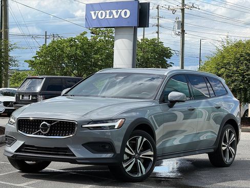 Certified 2025 Volvo V60 B5 Cross Country Plus AWD/4WD image 1