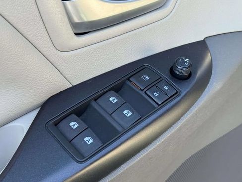 Used 2015 Toyota Sienna LE FWD image 30