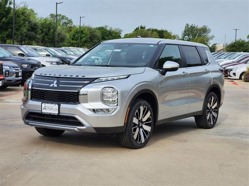 New 2025 Mitsubishi Outlander SE image 2