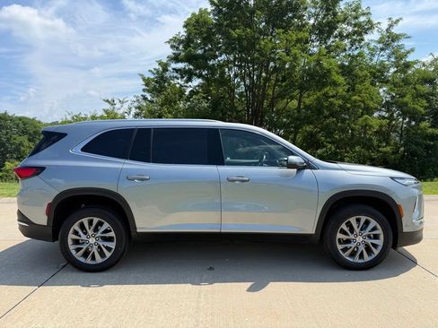 Used 2025 Buick Enclave Preferred FWD image 2