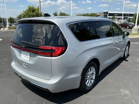 Used 2024 Chrysler Pacifica Touring-L FWD image 4