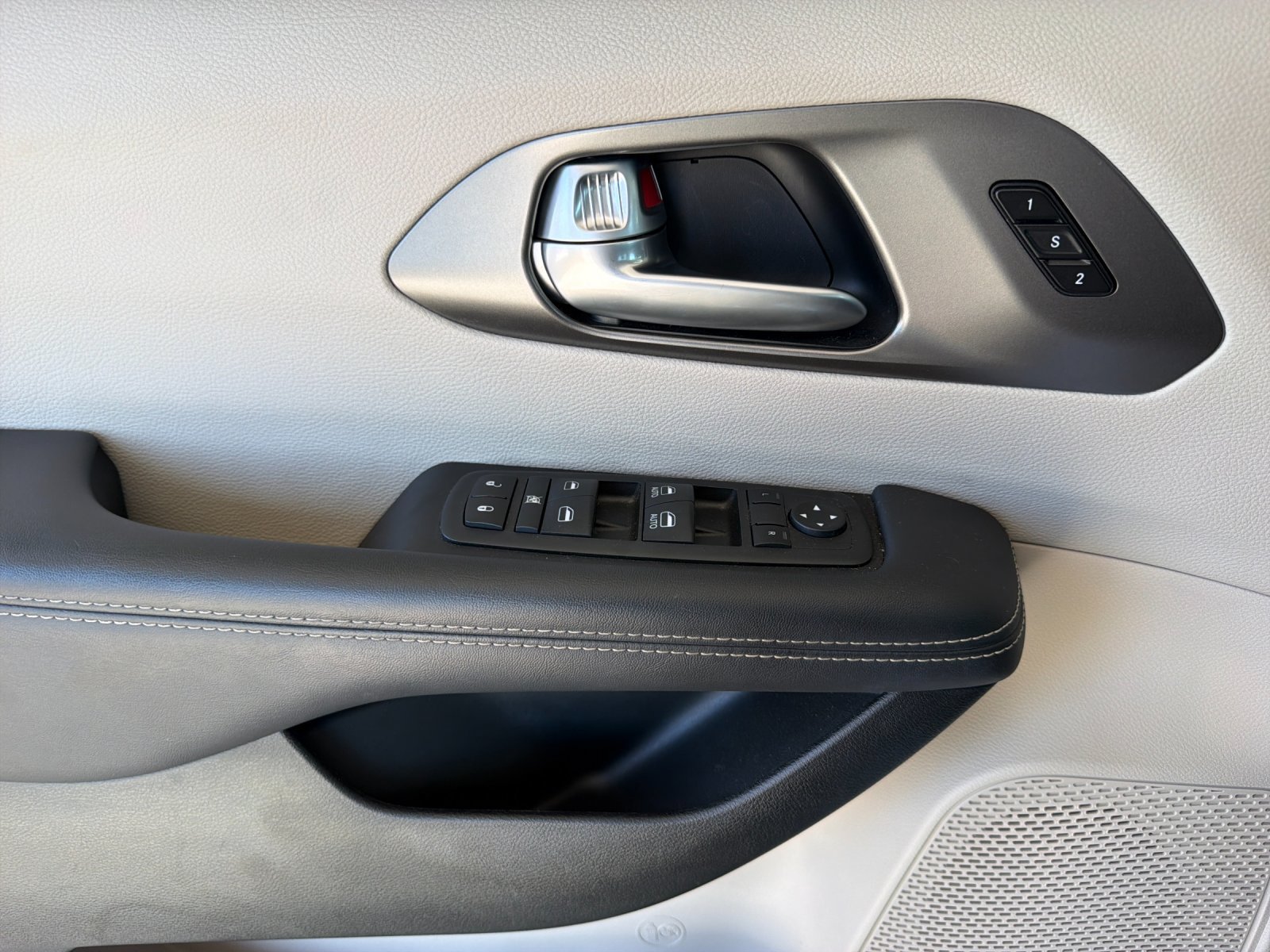 Used 2024 Chrysler Pacifica Touring-L FWD image 11