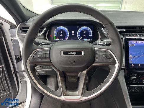 Used 2024 Jeep Grand Cherokee Limited w/ Black Appearance Package image 18