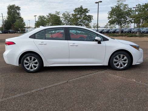 Used 2024 Toyota Corolla LE image 3