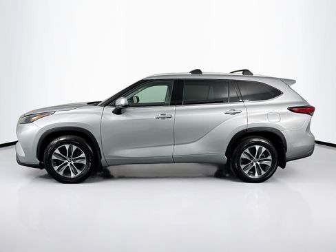 Used 2022 Toyota Highlander XLE AWD/4WD image 7