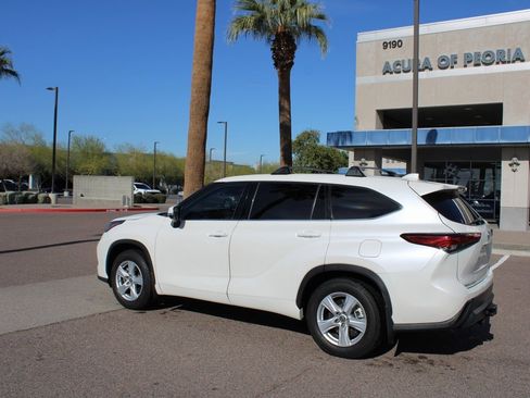 Used 2020 Toyota Highlander LE image 3