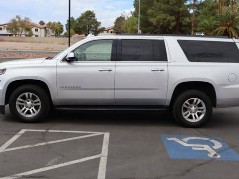 Used 2017 Chevrolet Suburban LT image 4