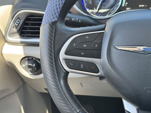 Used 2018 Chrysler Pacifica Touring-L Plus FWD image 17