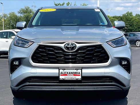 Used 2022 Toyota Highlander LE AWD/4WD image 3