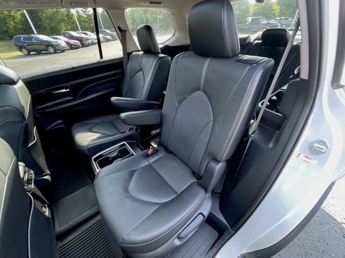 Used 2025 Toyota Grand Highlander AWD image 25