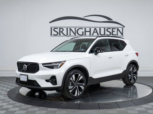 Used 2023 Volvo XC40 B5 Ultimate w/ Protection Package Premier AWD/4WD image 1
