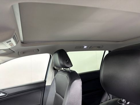 Used 2018 Volkswagen Tiguan SE w/ Panoramic Sunroof Package FWD image 14