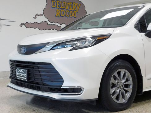 Used 2021 Toyota Sienna XLE image 15