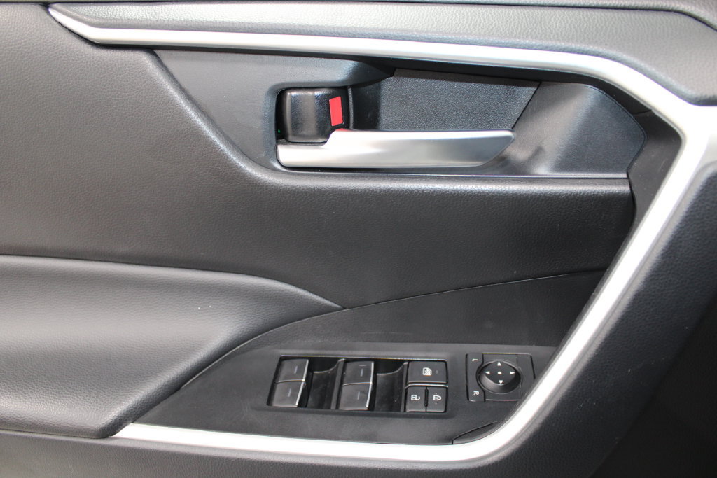 Used 2025 Toyota RAV4 XLE AWD/4WD image 34