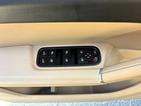 Certified 2022 Porsche Cayenne Platinum Edition image 25