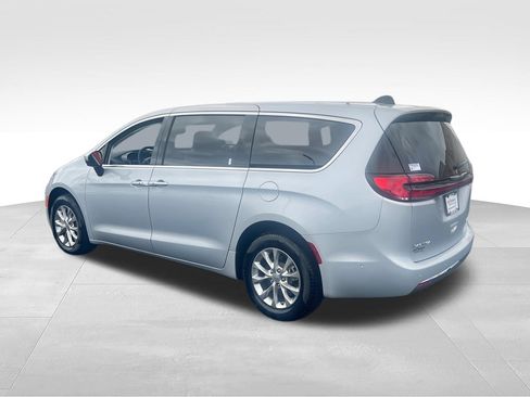 Used 2023 Chrysler Pacifica Touring-L AWD/4WD image 6