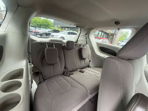 Used 2018 Chrysler Pacifica L FWD image 37