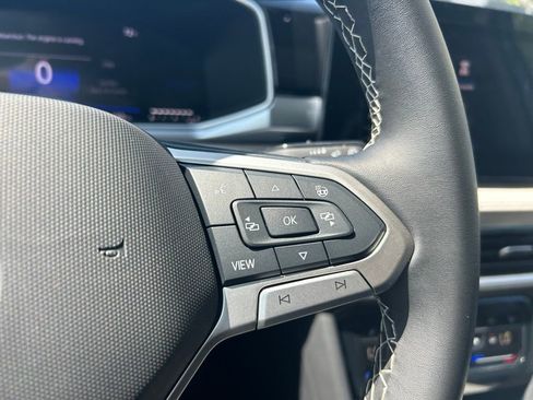 Certified 2025 Volkswagen Taos SE w/ Panoramic Sunroof Package FWD image 20