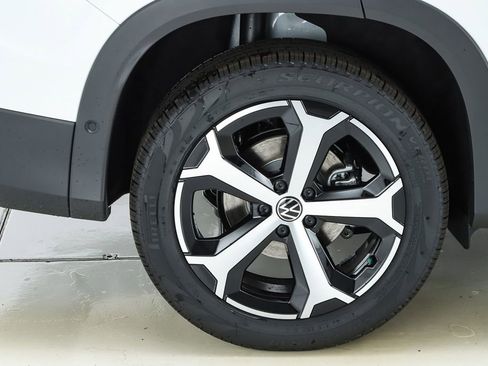 New 2026 Volkswagen Tiguan SE image 13