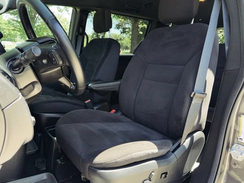 Used 2018 Dodge Grand Caravan SE FWD image 18