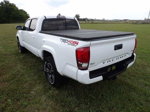 Used 2017 Toyota Tacoma 4x4 Double Cab image 9