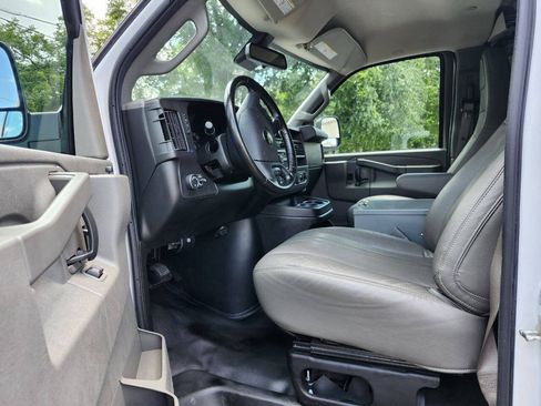 Used 2020 Chevrolet Express 3500 Extended w/ Driver Convenience Package RWD image 4