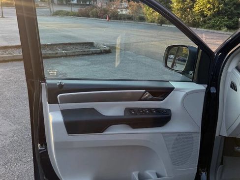 Used 2014 Volkswagen Routan SE image 12