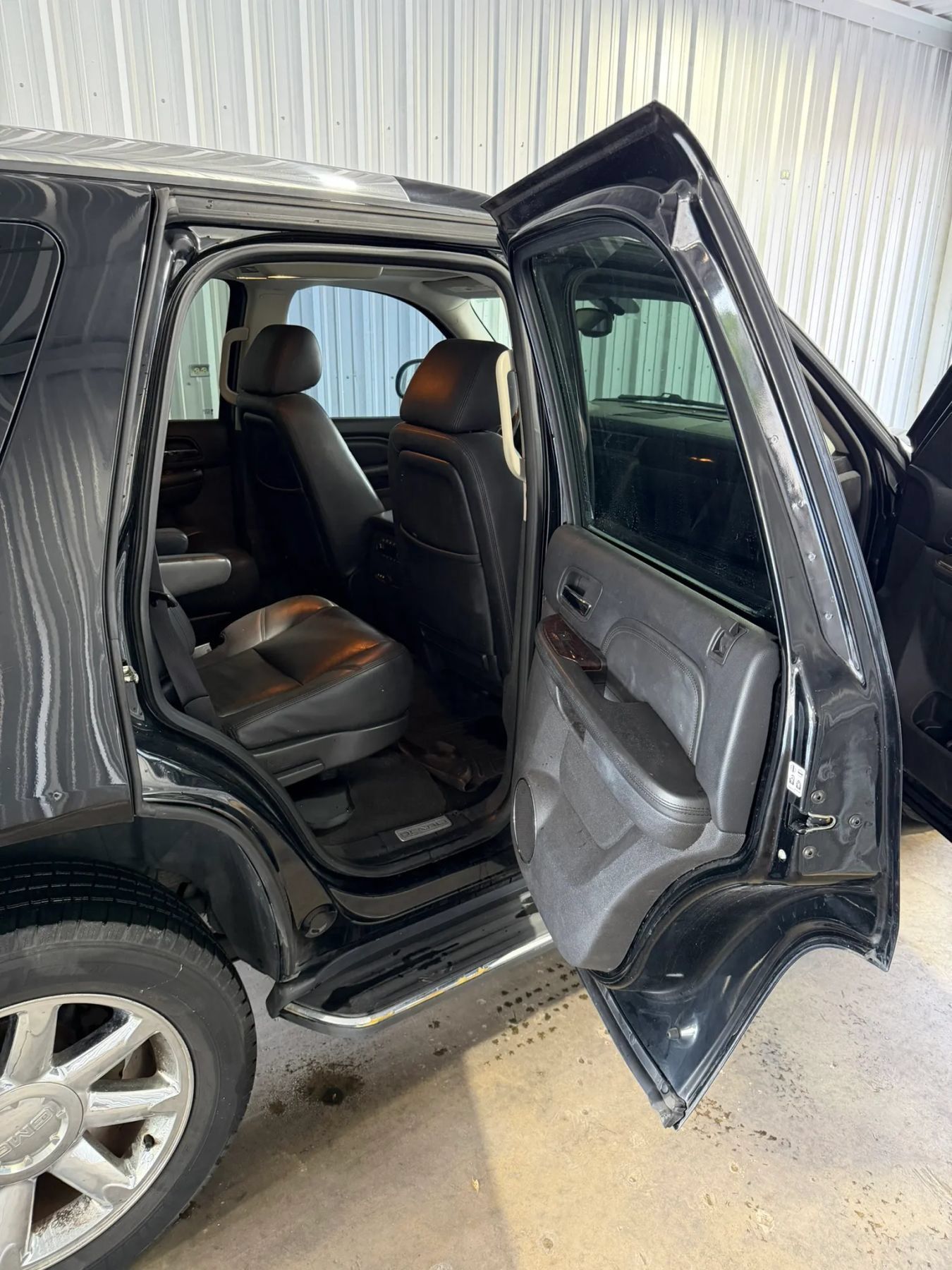 Used 2011 GMC Yukon Denali RWD image 26